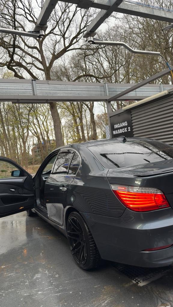BMW 5-Serie 2.5 I 523 AUT 2008 Grijs, Auto's, Achterwielaandrijving, Origineel Nederlands, Sedan, 1700 kg