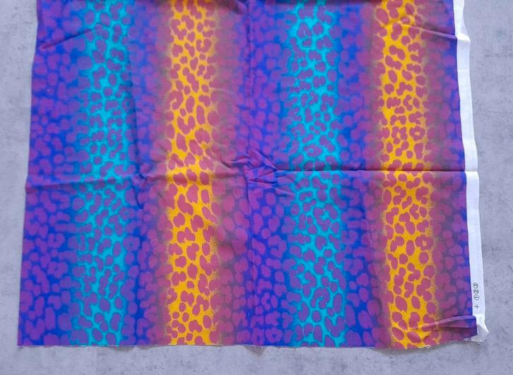 NIEUWE coupon katoenen stof. Gekleurde tijgerprint, Hobby en Vrije tijd, Stoffen en Lappen, Nieuw, Katoen, 120 cm of meer, 30 tot 200 cm