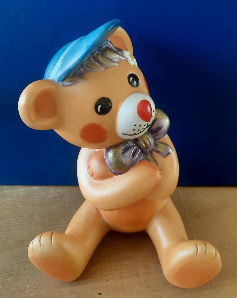 Goebel Isa Beertje met blauwe pet en strik, Verzamelen, Beelden en Beeldjes, Ophalen of Verzenden, Zo goed als nieuw, Dier