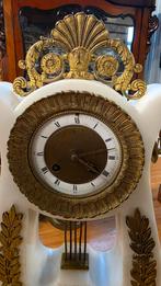 Empier wit marmeren klokkenstel met brons, Ophalen