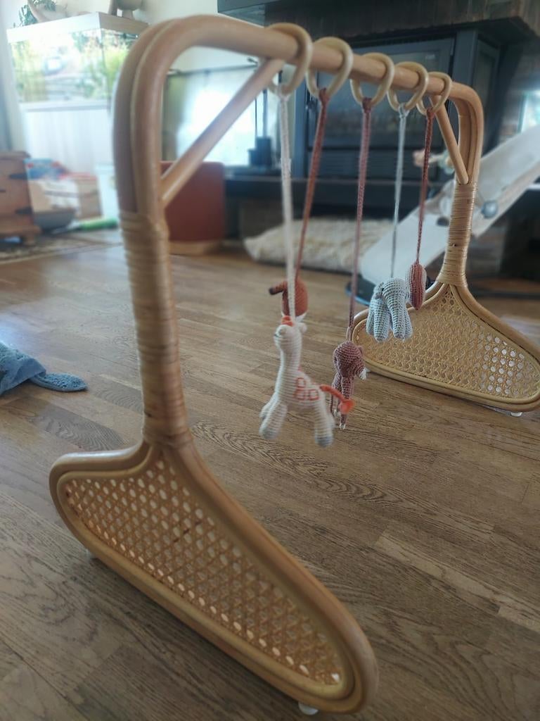 Rotan babygym met gehaakte speeltjes, Ophalen, Zo goed als nieuw, Babygym
