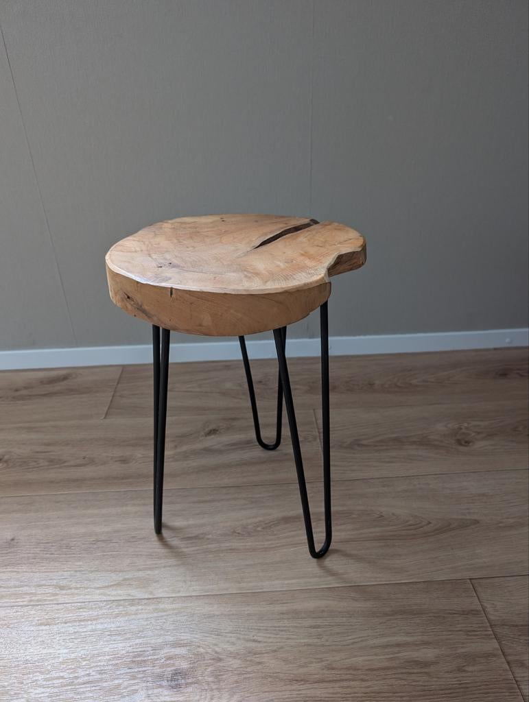 Leuke natuurlijke kruk. Hout met metaal, Huis en Inrichting, Krukjes, Ophalen, Hout