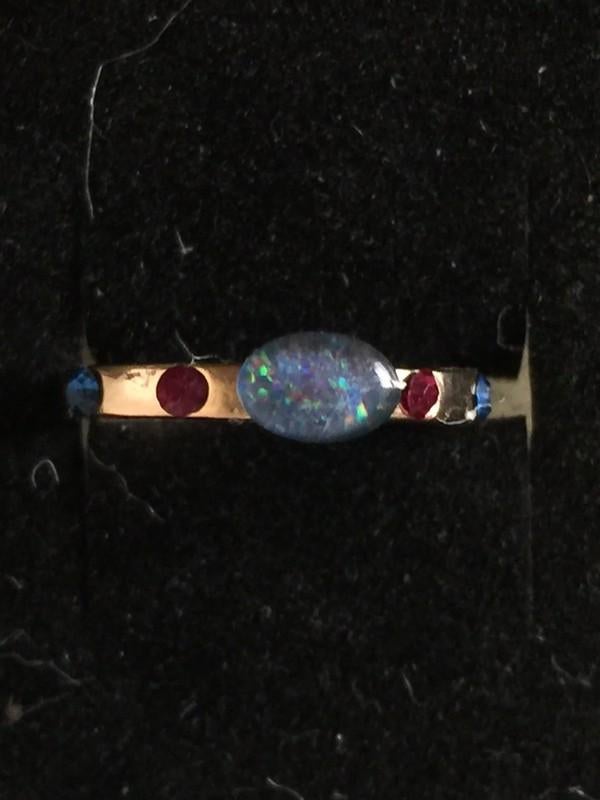 Goudkleurige ring maat 15mm Australische Opaal triplet, Overige materialen, Met edelsteen, Nieuw, Ophalen of Verzenden