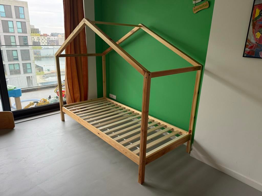 Houten kinderbed ‘huisje’ 90x200cm, Kinderen en Baby's, Kinderkamer | Bedden, Ophalen, 85 tot 100 cm, Gebruikt, Lattenbodem