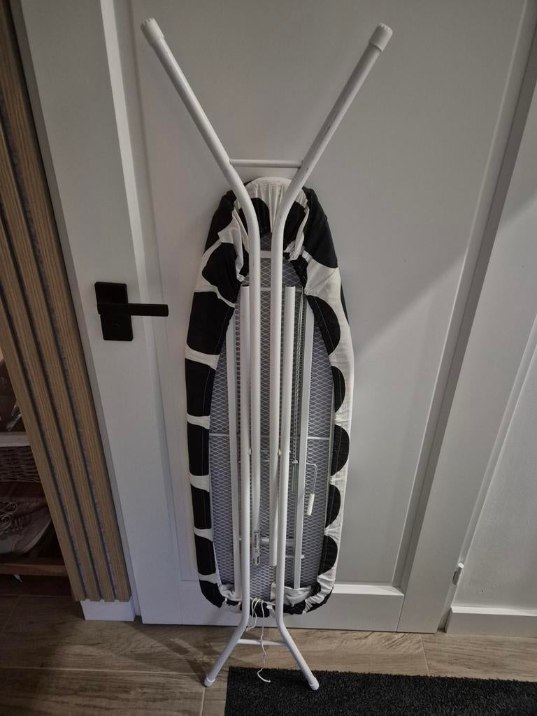 Dit had ik echt nog nodig in mijn naaikamer🧵Dit is de Jäll strijkplank van de IKEA. #ikeahack #ikea #DIY #sewing #strijkplank