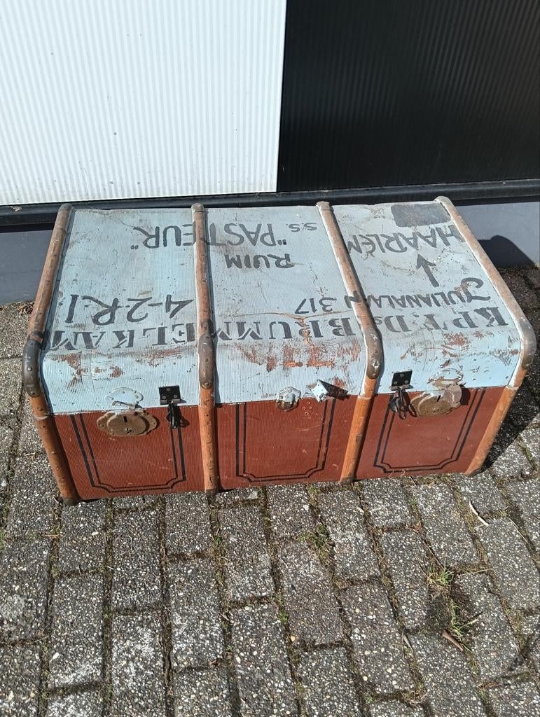 Hutkoffer met opschrift, Ophalen