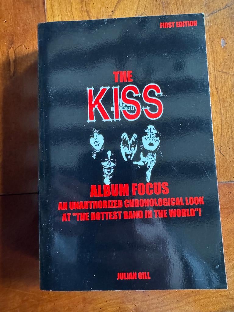 The KISS Album Focus - 1st Edition, Boeken, Artiest, Ophalen of Verzenden, Zo goed als nieuw, Julian Gill