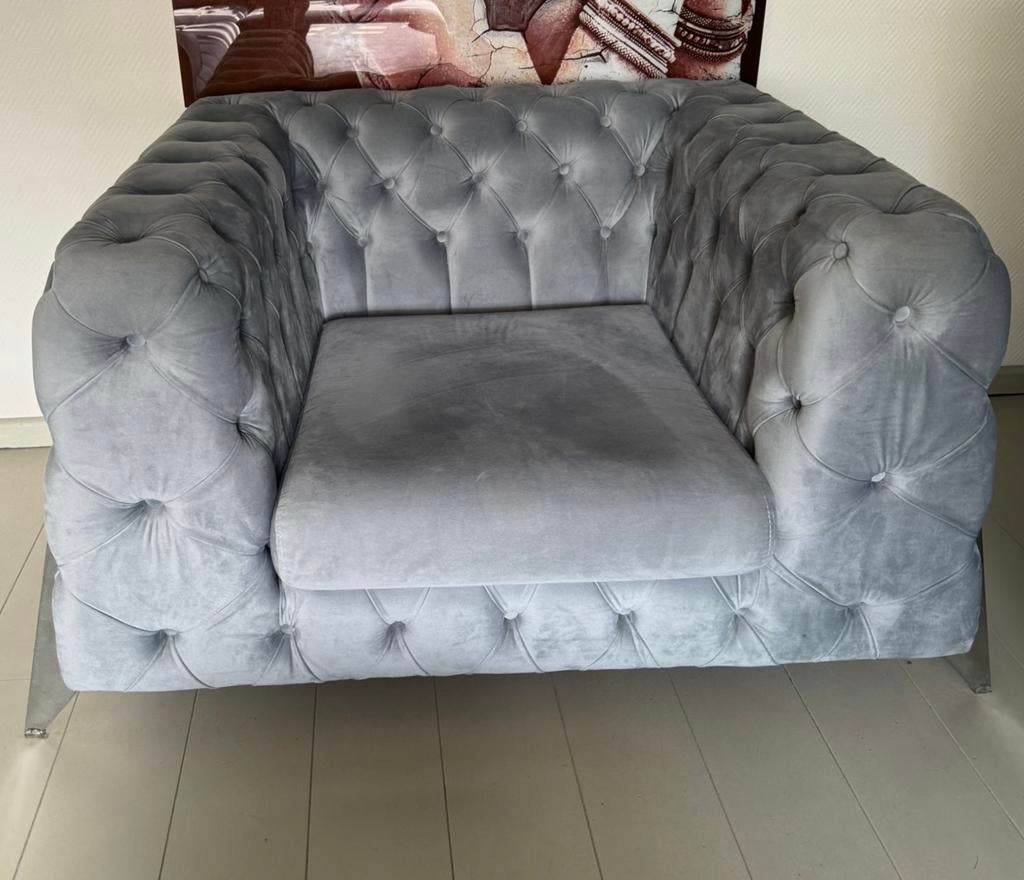 Chesterfield fauteuil donkergrijs fluweel met zilveren poten, Ophalen, Klassiek, barock, modern, 75 tot 100 cm, Zo goed als nieuw