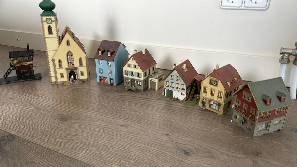 Leuke dorpskern gebouwde huisjes van Faller / Vollmer H0, Hobby en Vrije tijd, Modeltreinen | H0, Overige merken, Gebruikt, Gelijkstroom of Wisselstroom