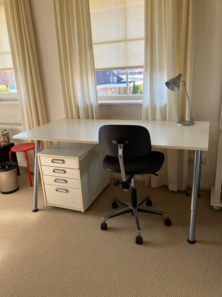 Bureau wit Ikea, ladenblok en stoel, Huis en Inrichting, Bureaus, Ophalen, Zo goed als nieuw
