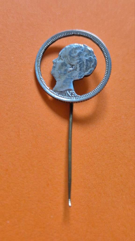 Speld "stil verzet" Wilhelmina zilver, Verzamelen, Speldjes, Pins en Buttons, Ophalen of Verzenden, Gebruikt, Overige onderwerpen
