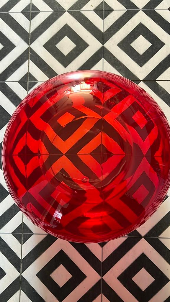Rode glazen schaal met geometrisch patroon, Ophalen