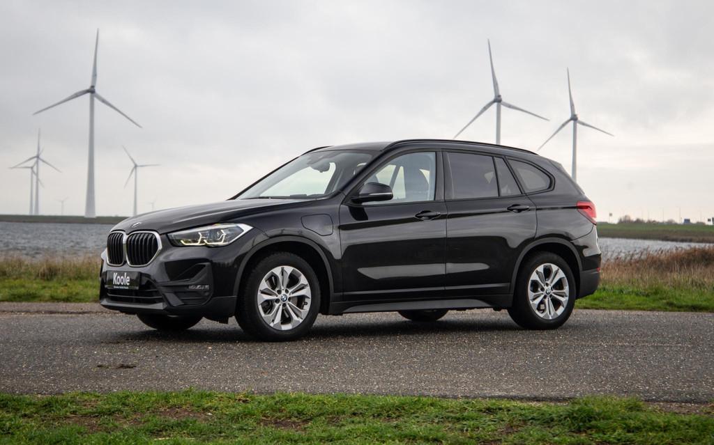 BMW X1 xDrive25e Executive CAMERA / CARPLAY / HEAD UP DISPLA, Gebruikt, Zwart, Vierwielaandrijving, 3 cilinders