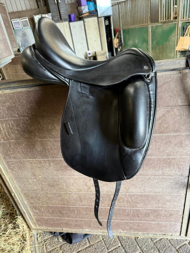 Costom icon flight dressuurzadel 18 inch medium/wijde boom, Ophalen of Verzenden, Zo goed als nieuw, Dressuur