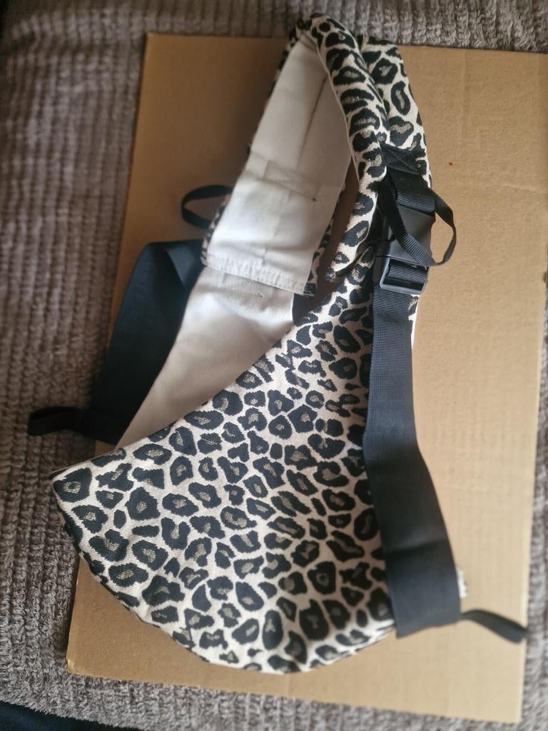 Draagzak met luipaardprint - Zo goed als nieuw, Kinderen en Baby's, Babydragers en Draagdoeken, Overige merken, Zij, Ophalen of Verzenden