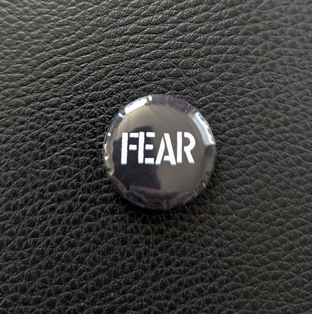Fear – 25 mm button – zwart wit, Ophalen of Verzenden, Nieuw, Overige onderwerpen