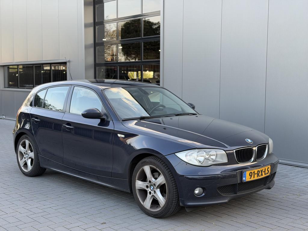 BMW 1-serie 120d Anniversary | Leder | Navigatie (bj 2005), Auto's, BMW, 1-Serie, Achterwielaandrijving, 4 cilinders, Blauw