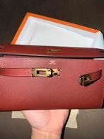 Hermès Kelly To Go Bordeaux Epsom, Ophalen of Verzenden, Nieuw, Rood, Schoudertasje