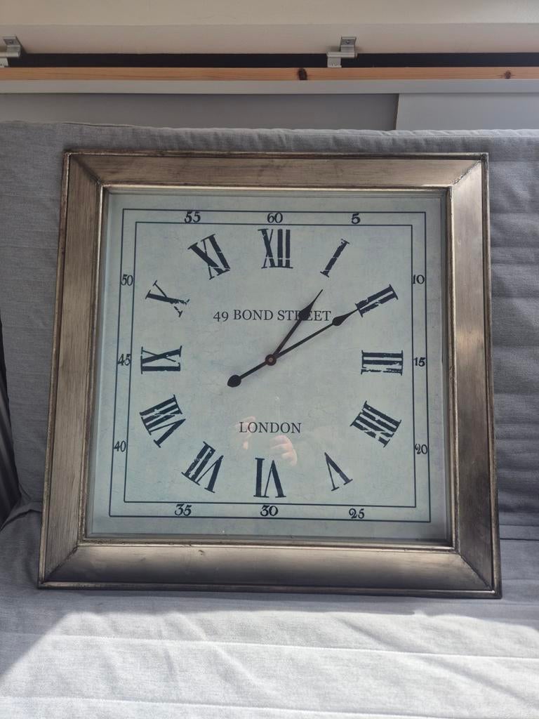 Grote wandklok met Romeinse cijfers - London design, Huis en Inrichting, Woonaccessoires | Klokken, Ophalen, Gebruikt, Analoog