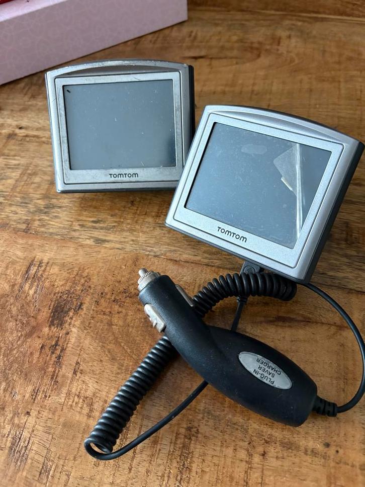 2 TomTom navigatiesystemen met oplader en houders, Auto diversen, Autonavigatie, Gebruikt, Ophalen of Verzenden