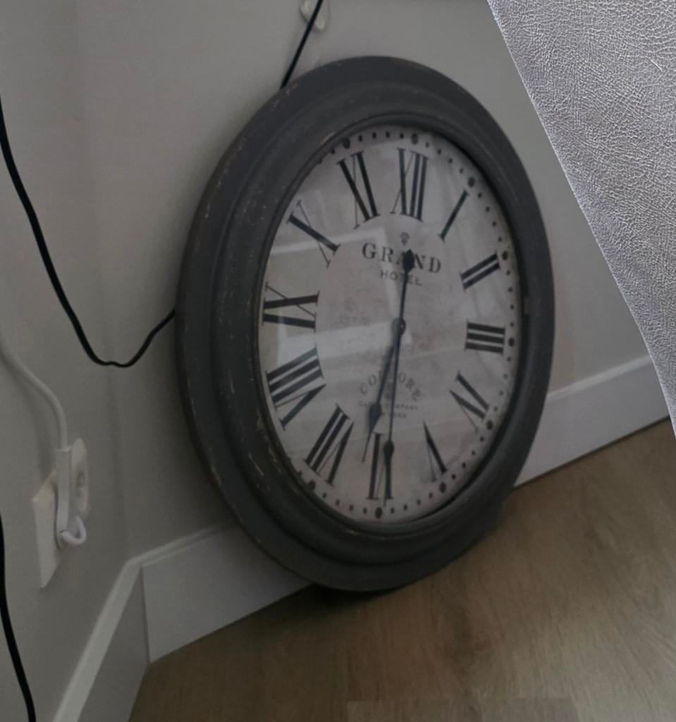 Grote wandklok 'Grand Hotel' met Romeinse cijfers 76 cm door, Ophalen