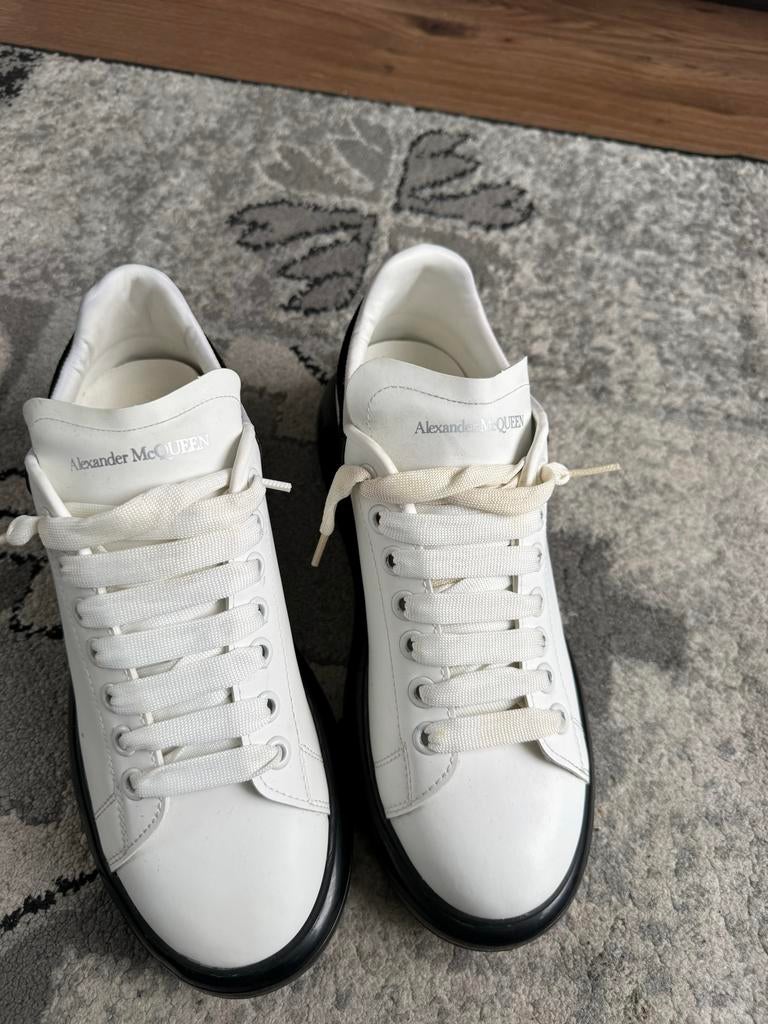 Te koop nieuwe schoenen Alexander mcqueen, Ophalen of Verzenden, Zo goed als nieuw, Wit, Sneakers of Gympen