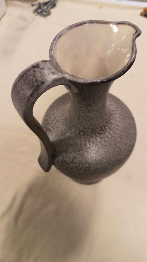 Kerkelijke keramische kan / liturgische vaas in katoenen zak, Antiek en Kunst, Antiek | Vazen, Ophalen of Verzenden