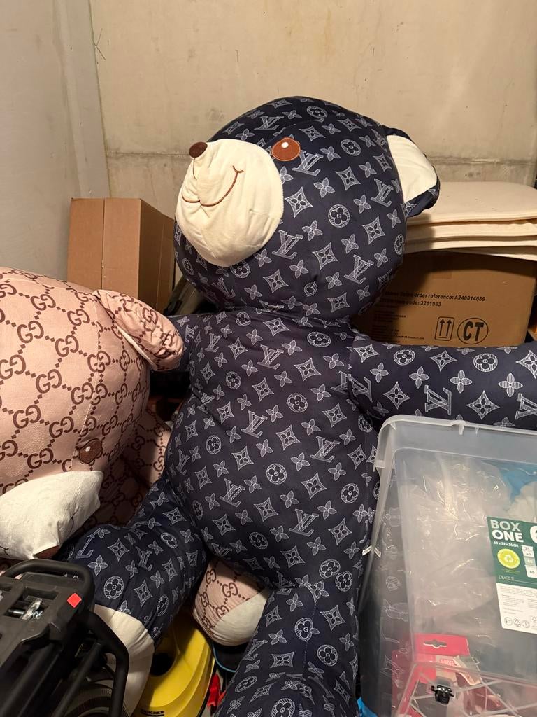2 Grote Design Teddyberen - Gucci & Louis Vuitton Stijl, Verzamelen, Beren en Cherished Teddies, Gebruikt, Stoffen beer, Overige merken