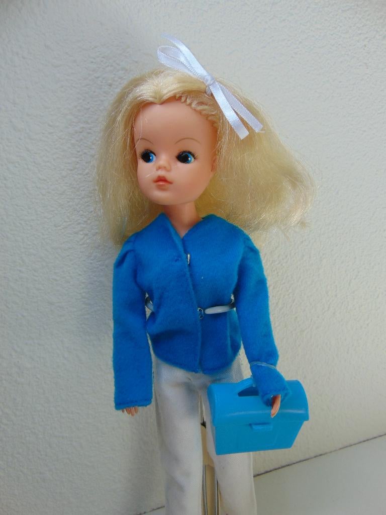 Sindy Barbie vintage met Mooi blauw outfit Mix and Match, Verzamelen, Poppen, Ophalen of Verzenden, Gebruikt, Pop