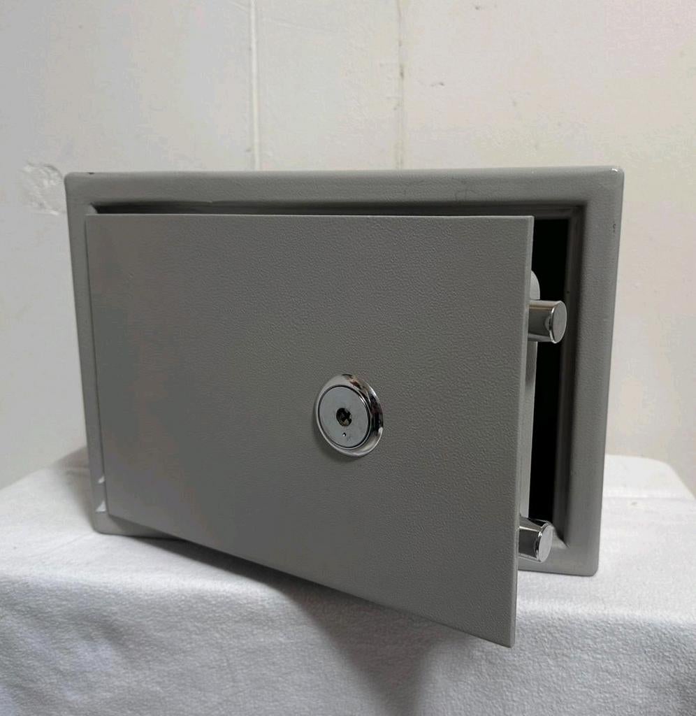 Kluis met sleutel grijs geldkist kluisje, Huis en Inrichting, Brandblussers en Brandkasten, Ophalen