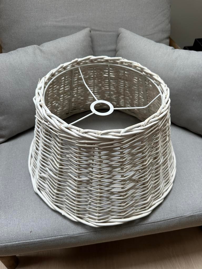 Witte rieten lampenkap - 32cm tot 48cm diameter, 29cm hoog, Huis en Inrichting, Lampen | Lampenkappen, Gebruikt, 25 tot 50 cm