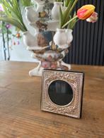 Klein verzilverd fotolijstje met sierlijke rand, Ophalen of Verzenden