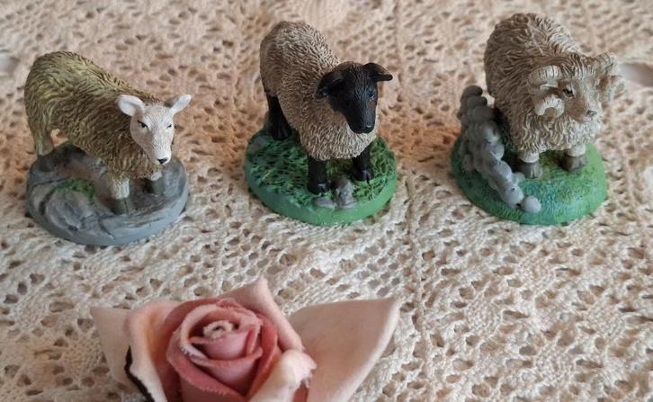 3 Kleine handgemaakte beeldjes, 2 schaapjes, 1 ram, ELGATE, Verzamelen, Beelden en Beeldjes, Ophalen of Verzenden, Gebruikt, Dier