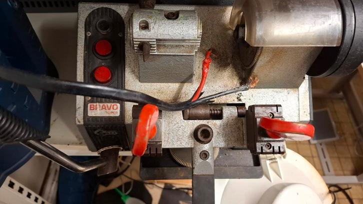 Bravo Super sleutelmachine, Doe-het-zelf en Verbouw, Gereedschap | Overige machines, Gebruikt, Ophalen of Verzenden