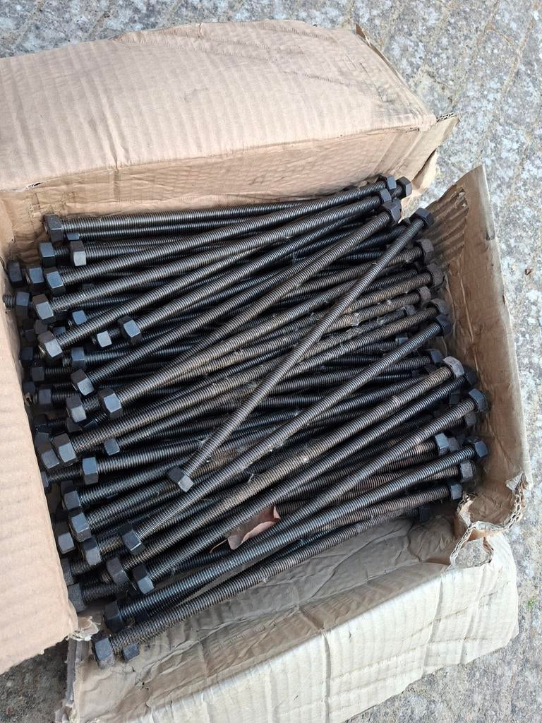 Draadeind M10 x +/-30cm met moeren - ca. 200 stuks, Doe-het-zelf en Verbouw, Ophalen of Verzenden, Bouten of Moeren