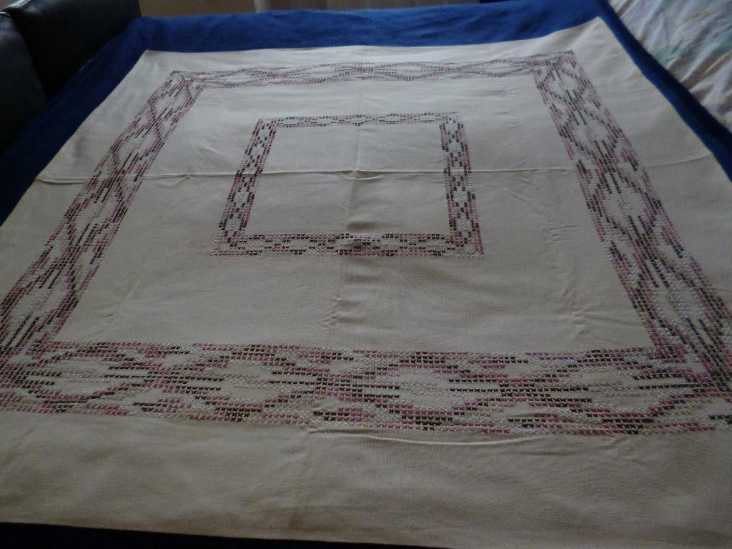 NIEUW handgeborduurd tafelkleed, Huis en Inrichting, Tafelkleden, Ophalen of Verzenden, Nieuw, Rechthoek, Binnen