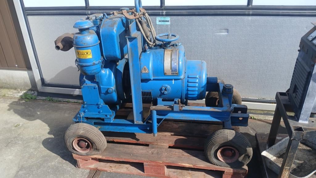 Robuuste Blauwe Industriële Motor op Wielen, Ophalen, Dieselmotor