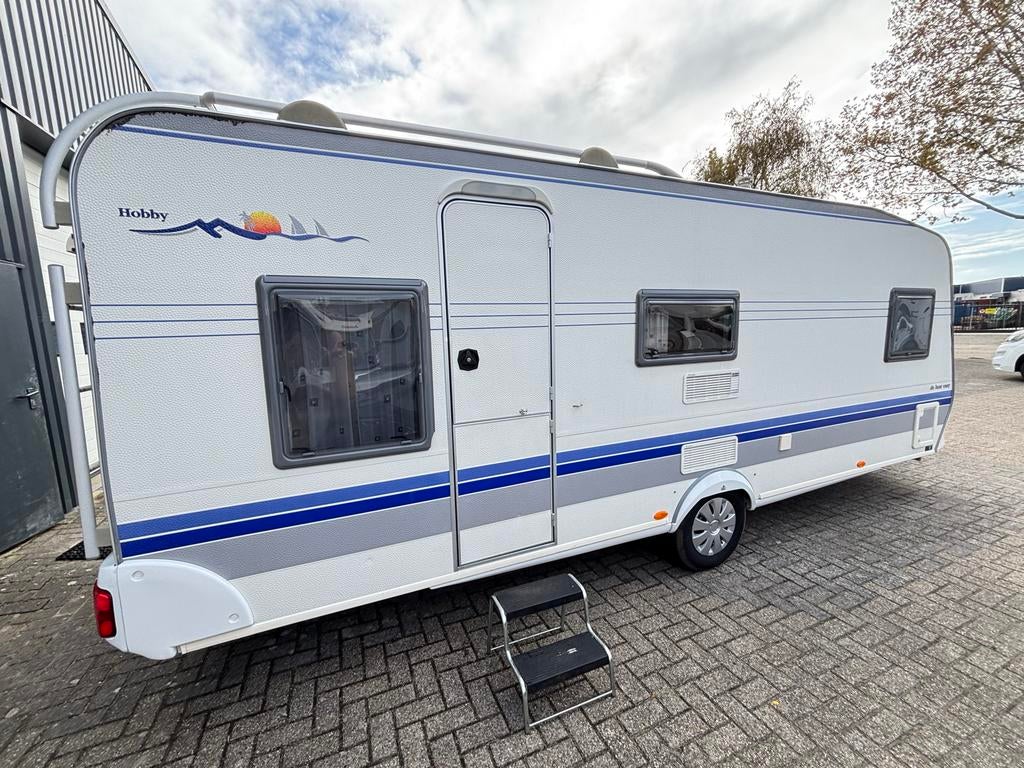Hobby 560 kmfe met airco en voortent, Stapelbed, Hobby, 5 tot 6 meter, Tot en met 6