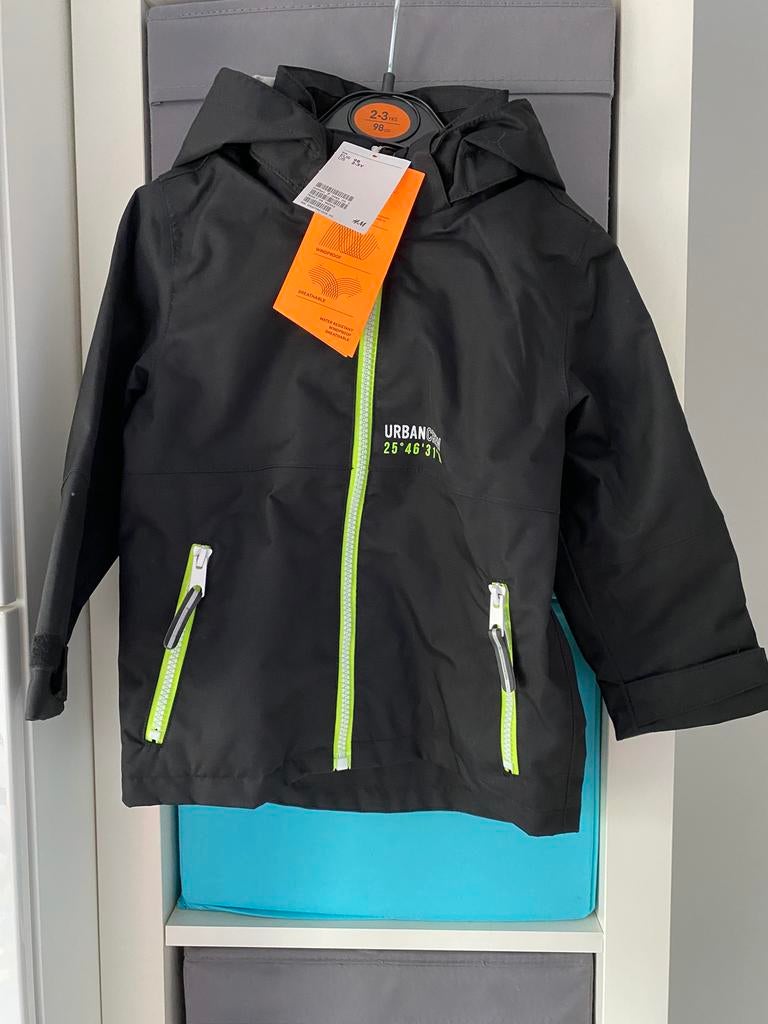 Zwarte outdoor softshell jas H&M maat 98 - NIEUW, Kinderen en Baby's, Ophalen of Verzenden, Nieuw, Jongen, Jas
