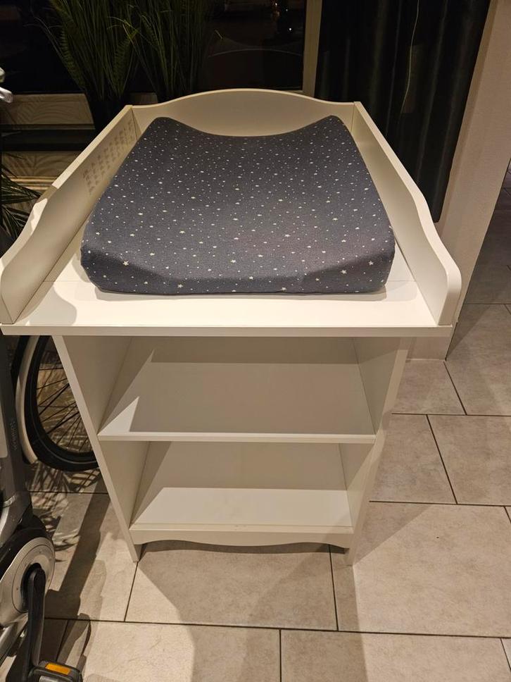 Witte verzorgingstafel met aankleed kussen wit, Kinderen en Baby's, Kinderkamer | Commodes en Kasten, Gebruikt, Commode, 90 tot 105 cm