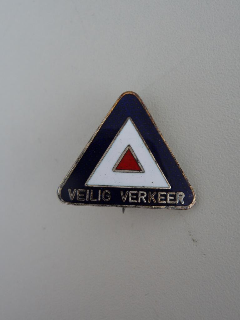 oud emaille speldje broche - VEILIG VERKEER NEDERLAND, Ophalen of Verzenden, Gebruikt, Overige onderwerpen