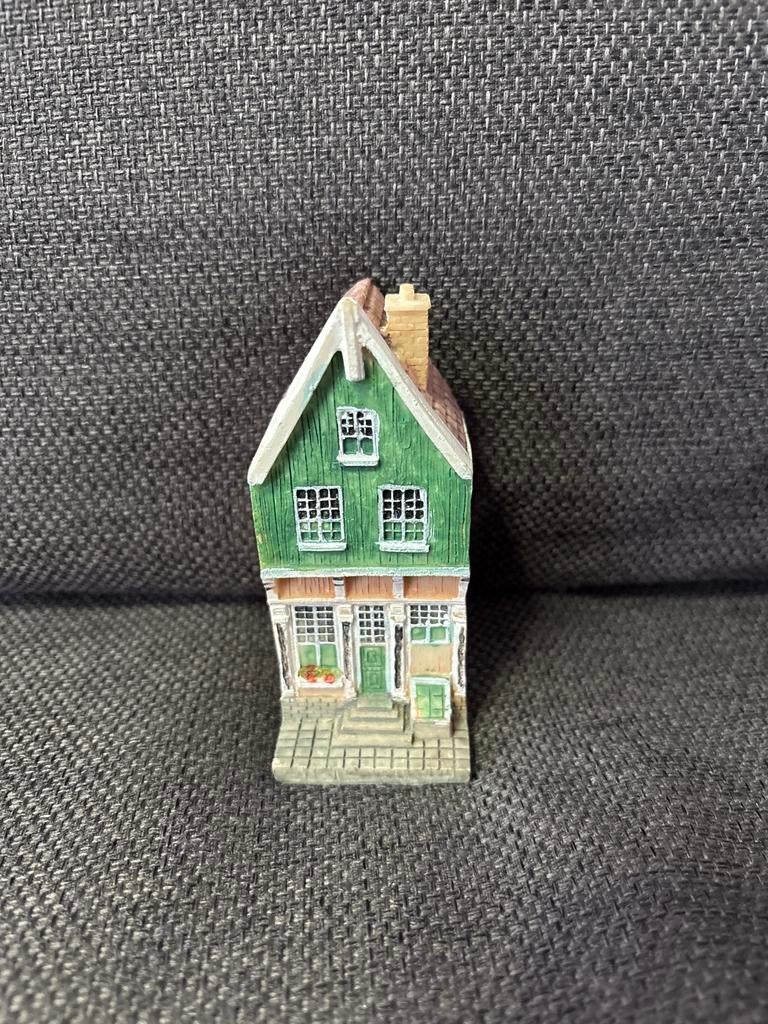 Miniatuur huisje groen met bruin dak, Verzamelen, Beelden en Beeldjes, Ophalen of Verzenden, Gebruikt, Overige typen