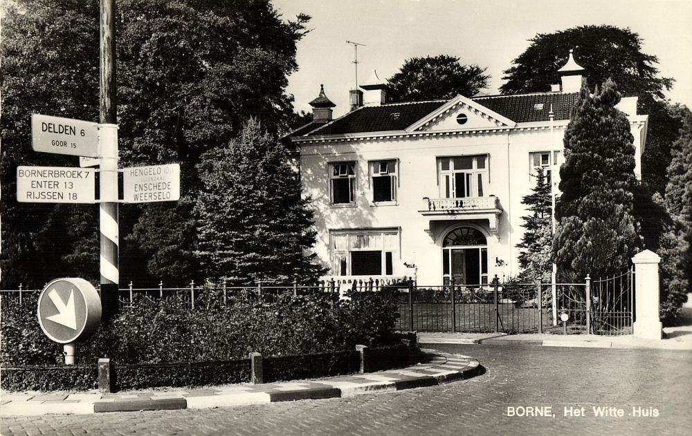 BORNE, Het Witte Huis, Wegwijzer (1969) Ansichtkaart, Ophalen of Verzenden, 1960 tot 1980, Gelopen, Overijssel