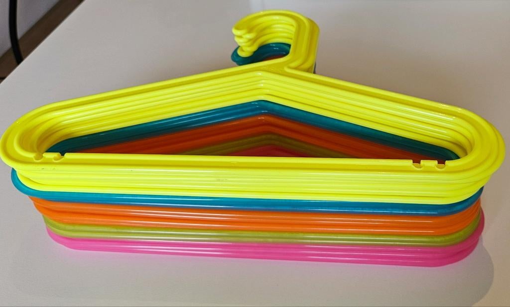 19 gekleurde kledinghangers, Ophalen of Verzenden
