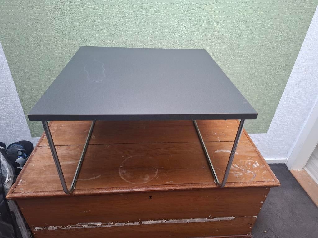 Zwart bijzettafeltje met metalen poten, Ophalen, Minder dan 45 cm, Minder dan 55 cm, Gebruikt