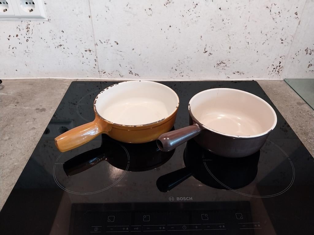 2x Le Creuset Fonduepan: bruin (18cm) & oker (20cm), Ophalen of Verzenden, Gebruikt, Gietijzer
