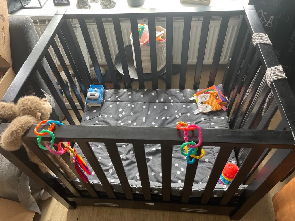 Zwarte houten box met lade, Kinderen en Baby's, Boxen, Ophalen of Verzenden, Gebruikt, Vierkant, Lade