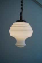 vintage hanglamp trekpendel wit opaalglas bruin metaal., Glas, Gebruikt, Vintage, Ophalen of Verzenden