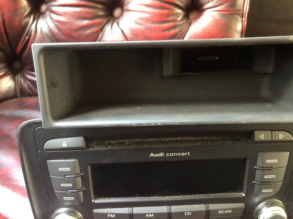 Audi tt 2009 cd and radio with iPod connection, Auto diversen, Autoradio's, Ophalen of Verzenden, Gebruikt