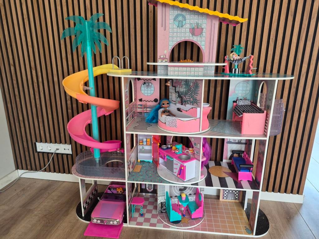 L.O.L. Surprise OMG Poppenhuis 122 cm met poppen en auto, Ophalen, Zo goed als nieuw, Poppenhuis